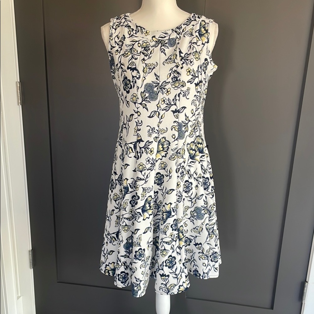 Haani Floral Sleeveless Dress - White and Blue Sz Medium Petite